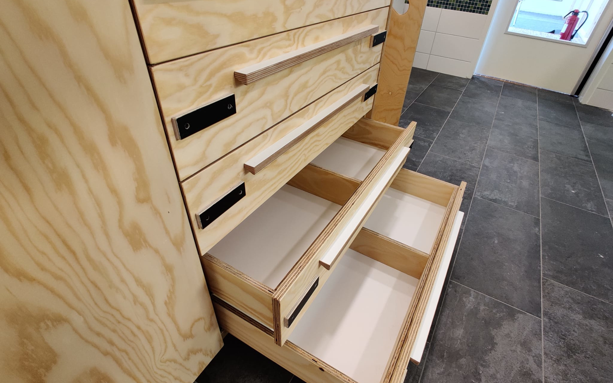 Schubladen mit schlichten Griffen, Massivholz