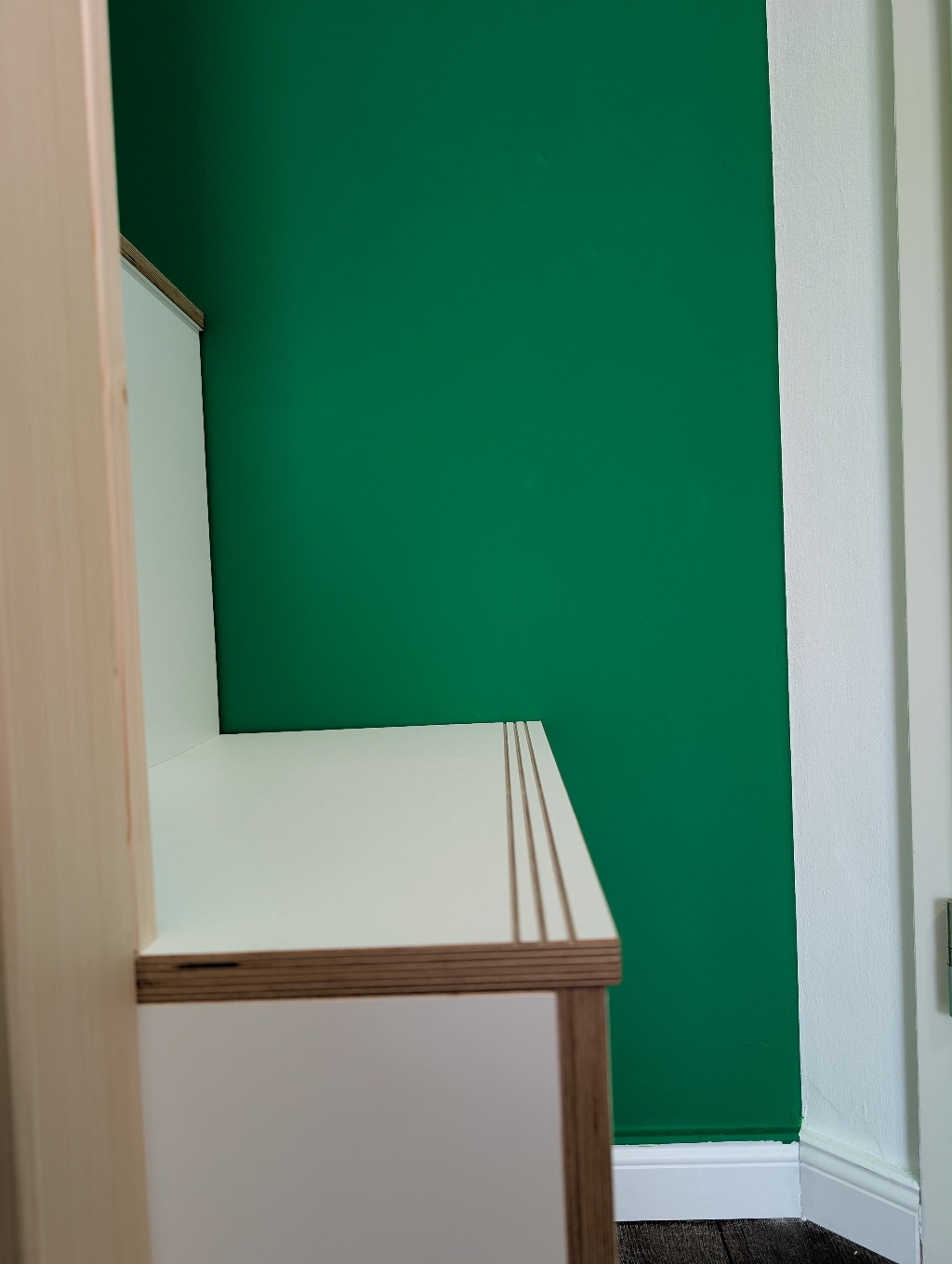 Hochebene mit Treppe und Stauraum, verspieltes Design und Bullaugenfenster, Nahaufnahme auf Rutschschutz der Stufen, drei ausgefräste Linien an Kante