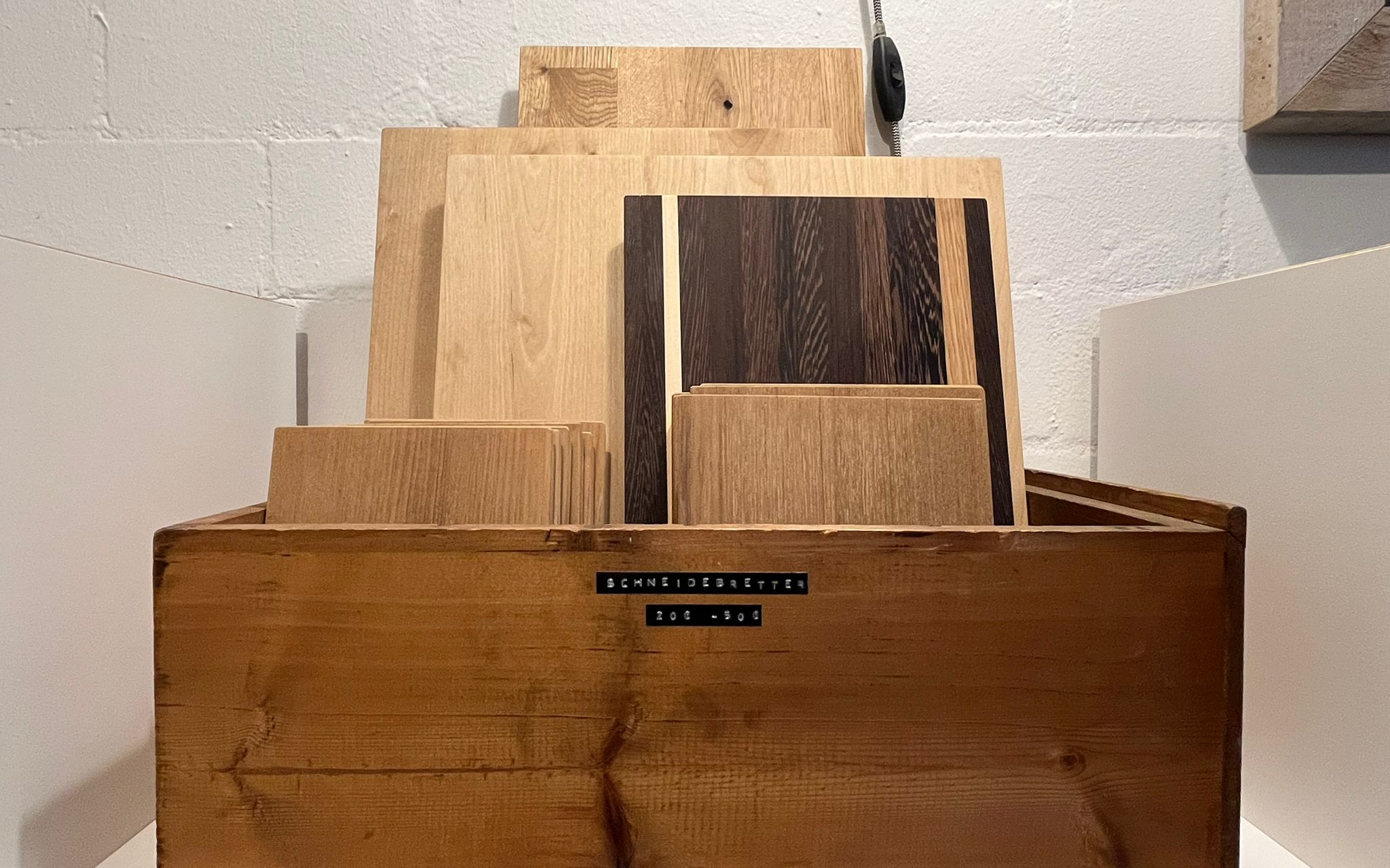 Holzbox mit verschiedenen Schneidebrettern