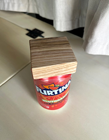 Rustikaler Dosendeckel auf Dose aus einem Holzwürfel, von oben