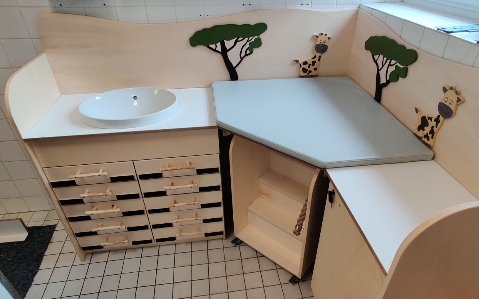 Wickelbereich mit spielerischen Elementen in Kitra