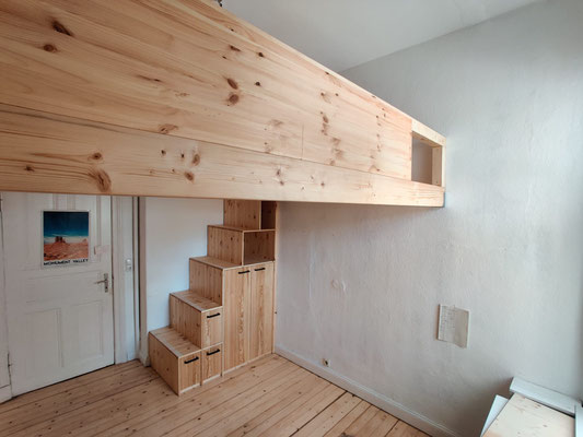 Hochebene Treppenschrank, Holzoberfläche