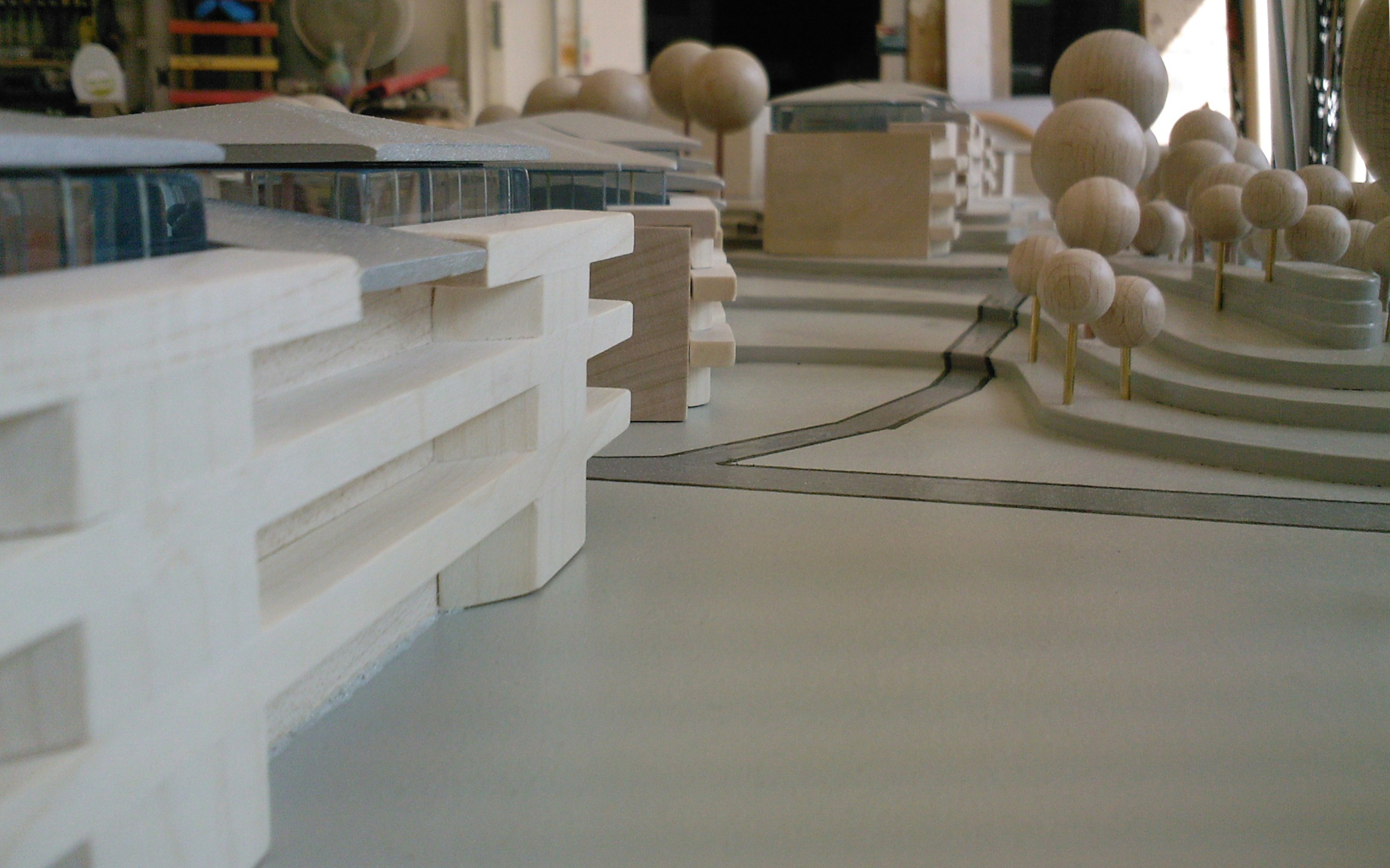 Modell von Draußenanlage mit Gebäude, Treppen und stilisierten Bäumen
