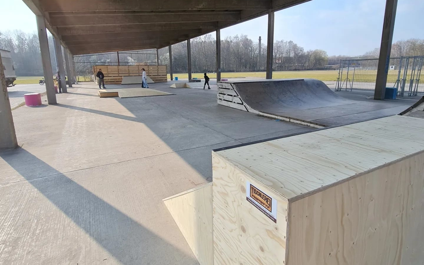 Skateplatz im Ganzen, mit verschieden großen Ramps
