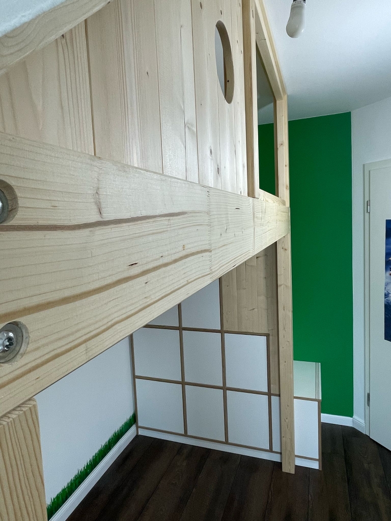 Hochebene mit Treppe und Stauraum, verspieltes Design und Bullaugenfenster