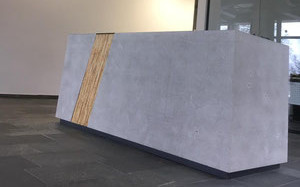 Betontresen mit schrägem Holzdetail