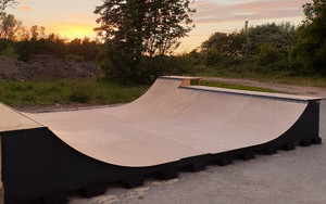 große beidseitige Skateramp, flach
