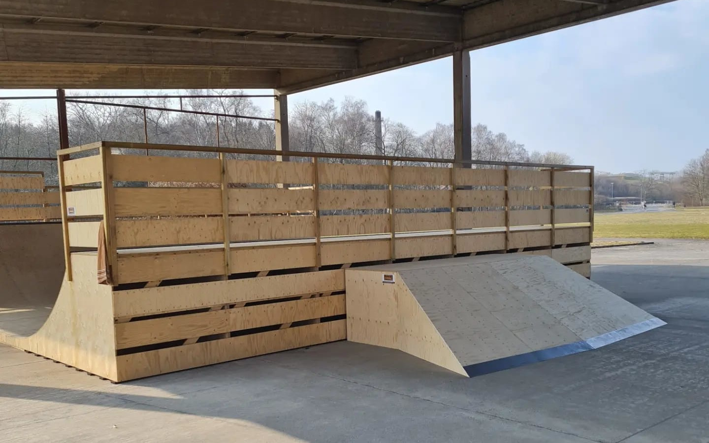 Ramp mit Fallschutz und zwei kleinere im Vordergrund