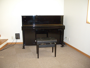 ３階 ピアノ ◆ 奏楽や演奏会に用いられます。シンセサイザーもあります。