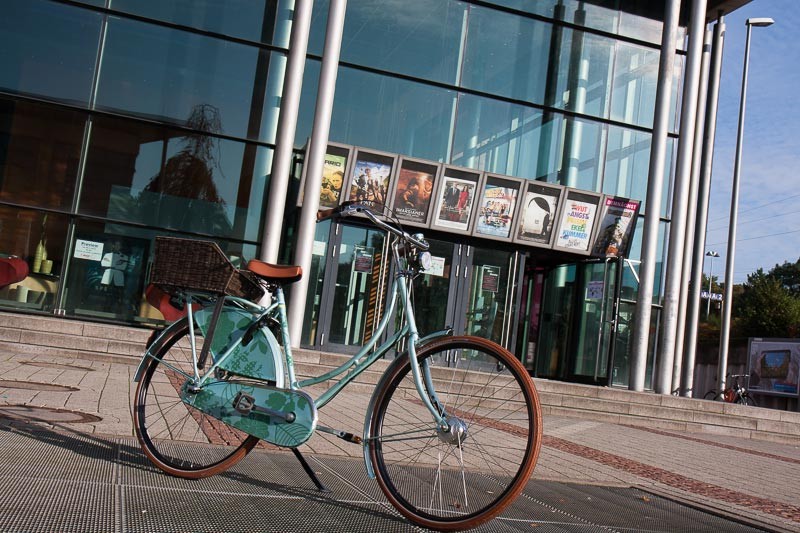 Foto: Andreas Hartwig, Bild zeigt ein Fahrrad von Zweirad Kehlenbeck vor dem Kino in Delmenhorst, Bildstrecke "unterwegs in Delmenhorst"