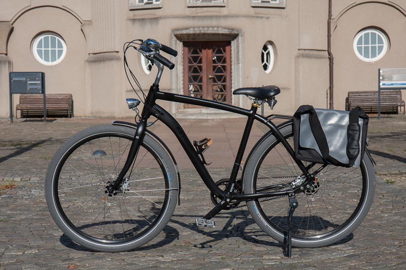 Foto: Andreas Hartwig, Bild zeigt ein Fahrrad von Zweirad Kehlenbeck auf dem Rathausvorplatz in Delmenhorst, Bildstrecke "unterwegs in Delmenhorst"
