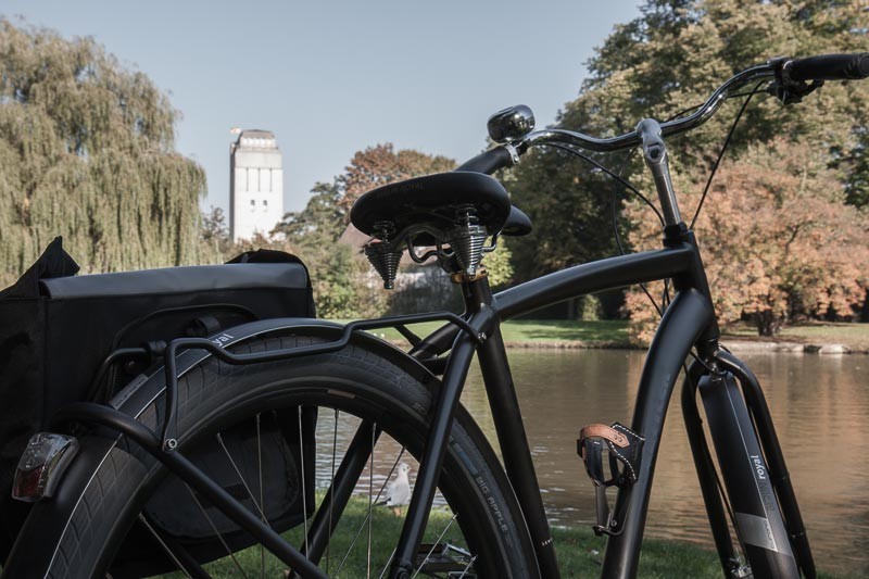 Foto : Andreas Hartwig, Bild zeigt ein Fahrrad von Zweirad Kehlenbeck in den Delmenhorster Graftanlagen, Delmenhorst, Bildstrecke "unterwegs in Delmenhorst"