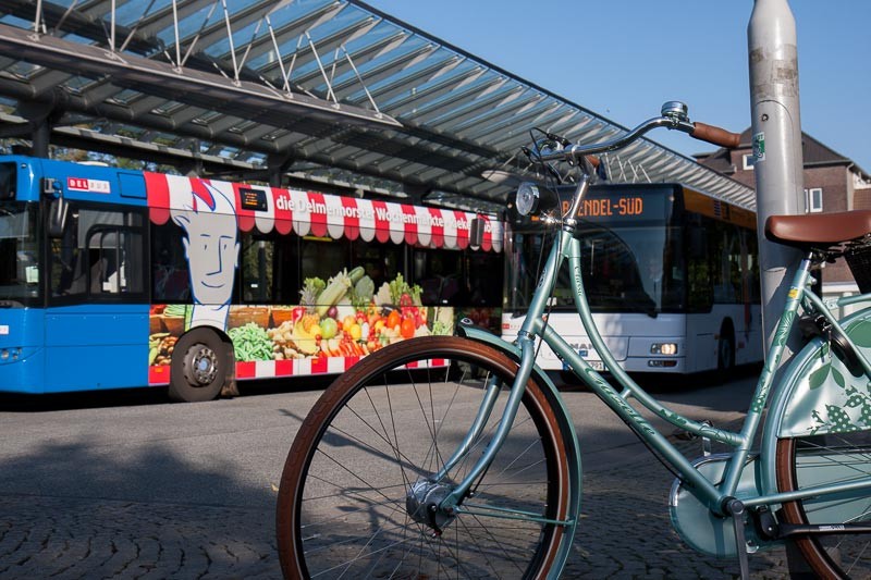 Foto: Andreas Hartwig, Bild zeigt ein Fahrrad von Zweirad Kehlenbeck am Busbahnhof vor dem Bahnhof in Delmenhorst, Bildstrecke "unterwegs in Delmenhorst"