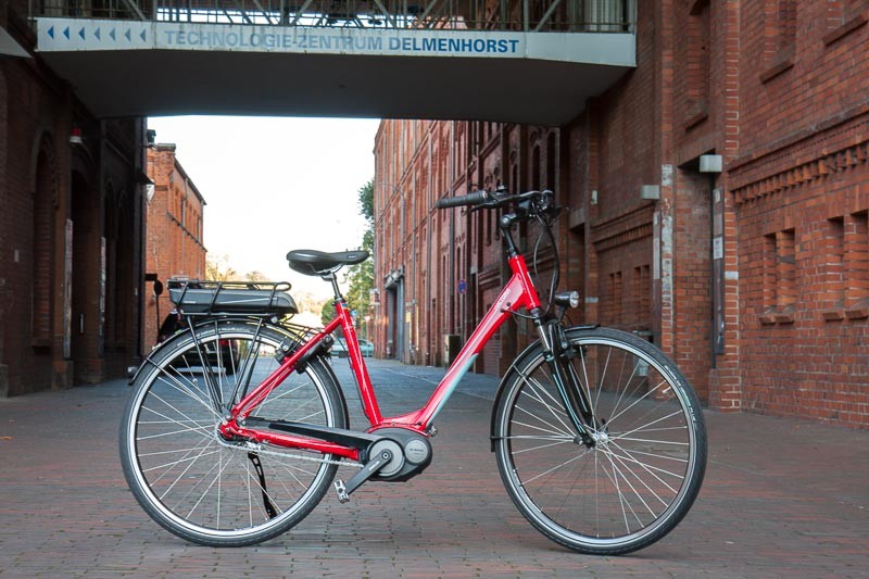 Foto: Andreas Hartwig, Bild zeigt ein Fahrrad von Zweirad Kehlenbeck vor dem Technologiezentrum in Delmenhorst, Bildstrecke "unterwegs in Delmenhorst"