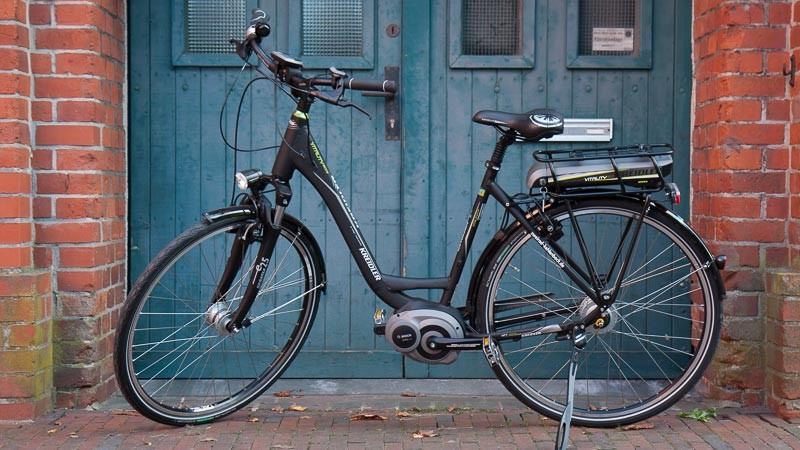 Foto: Andreas Hartwig, Bild zeigt ein Fahrrad von Zweirad Kehlenbeck vor einer nostalgischen Tür auf dem Nordwolle Gelände in Delmenhorst, Bildstrecke "unterwegs in Delmenhorst"