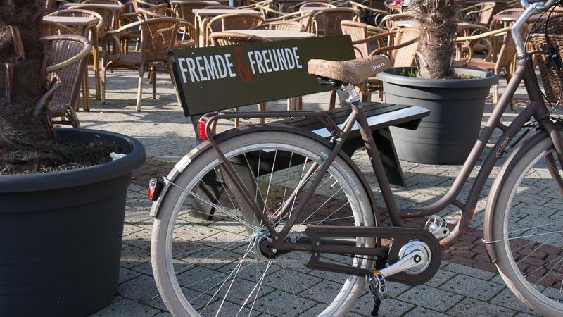 Foto: Andreas Hartwig, Bild zeigt ein Fahrrad von Zweirad Kehlenbeck vor dem Riva in Delmenhorst, Bildstrecke "unterwegs in Delmenhorst"