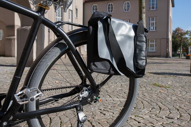 Foto: Andreas Hartwig, Bild zeigt ein Fahrrad (Aufnahme Hinterrad) von Zweirad Kehlenbeck auf dem Rathausvorplatz in Delmenhorst, Bildstrecke "unterwegs in Delmenhorst"