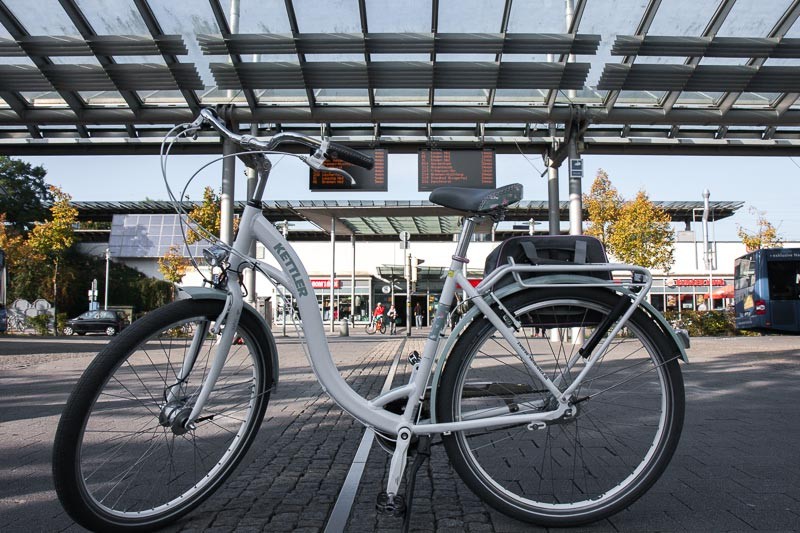 Foto: Andreas Hartwig, Bild zeigt ein Fahrrad von Zweirad Kehlenbeck am Busbahnhof vor dem Bahnhof in Delmenhorst, Bildstrecke "unterwegs in Delmenhorst"