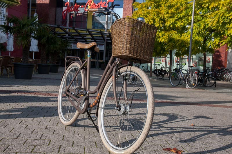 Foto: Andreas Hartwig, Bild zeigt ein Fahrrad von Zweirad Kehlenbeck vor dem Jute-Center in Delmenhorst, Bildstrecke "unterwegs in Delmenhorst"