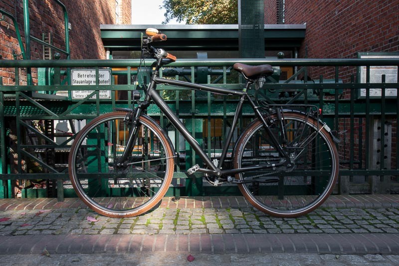 Foto : Andreas Hartwig, Bild zeigt ein Fahrrad von Zweirad Kehlenbeck vor der Stauanlage in den Delmenhorster Graftanlagen, Delmenhorst, Bildstrecke "unterwegs in Delmenhorst"