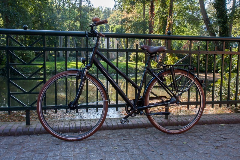 Foto : Andreas Hartwig, Bild zeigt ein Fahrrad von Zweirad Kehlenbeck vor der Stauanlage in den Delmenhorster Graftanlagen, Delmenhorst, Bildstrecke "unterwegs in Delmenhorst"