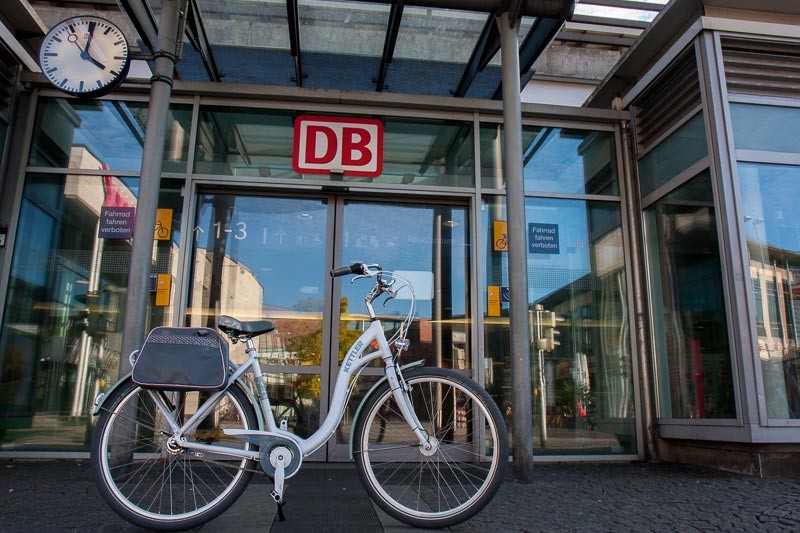 Foto: Andreas Hartwig, Bild zeigt ein Fahrrad von Zweirad Kehlenbeck vor dem Bahnhof in Delmenhorst, Bildstrecke "unterwegs in Delmenhorst"