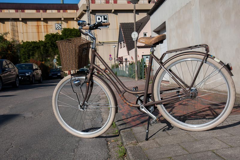 Foto: Andreas Hartwig, Bild zeigt ein Fahrrad von Zweirad Kehlenbeck mit Blick auf die DLW in Delmenhorst, Bildstrecke "unterwegs in Delmenhorst"