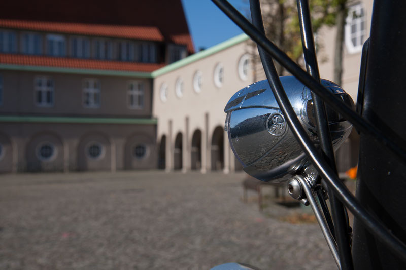 Foto: Andreas Hartwig, Bild zeigt ein Fahrrad (Fahrradlampe) von Zweirad Kehlenbeck auf dem Rathausvorplatz in Delmenhorst, Bildstrecke "unterwegs in Delmenhorst"