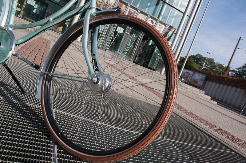 Foto: Andreas Hartwig, Bild zeigt ein Fahrrad von Zweirad Kehlenbeck vor dem Kino in Delmenhorst, Bildstrecke "unterwegs in Delmenhorst"