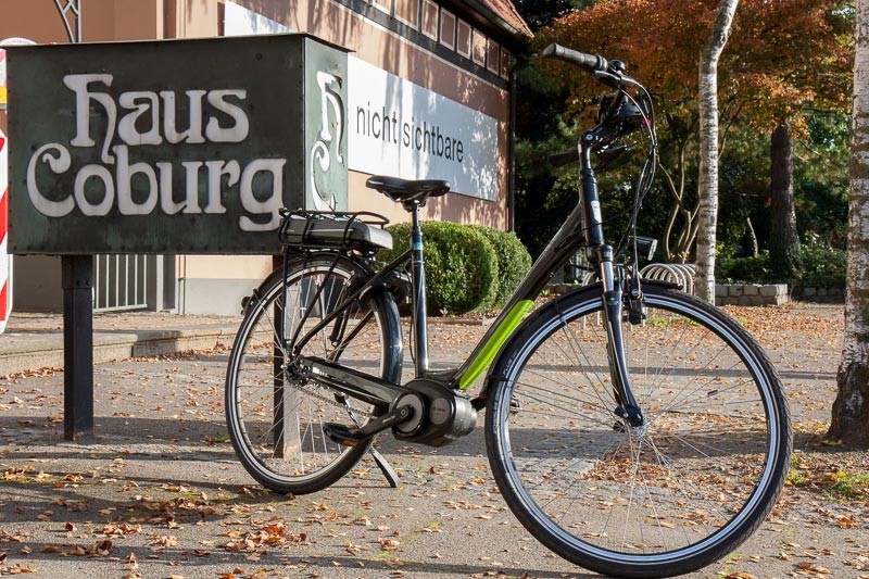 Foto: Andreas Hartwig, Bild zeigt ein Fahrrad von Zweirad Kehlenbeck vor dem Haus Coburg in Delmenhorst, Bildstrecke "unterwegs in Delmenhorst"