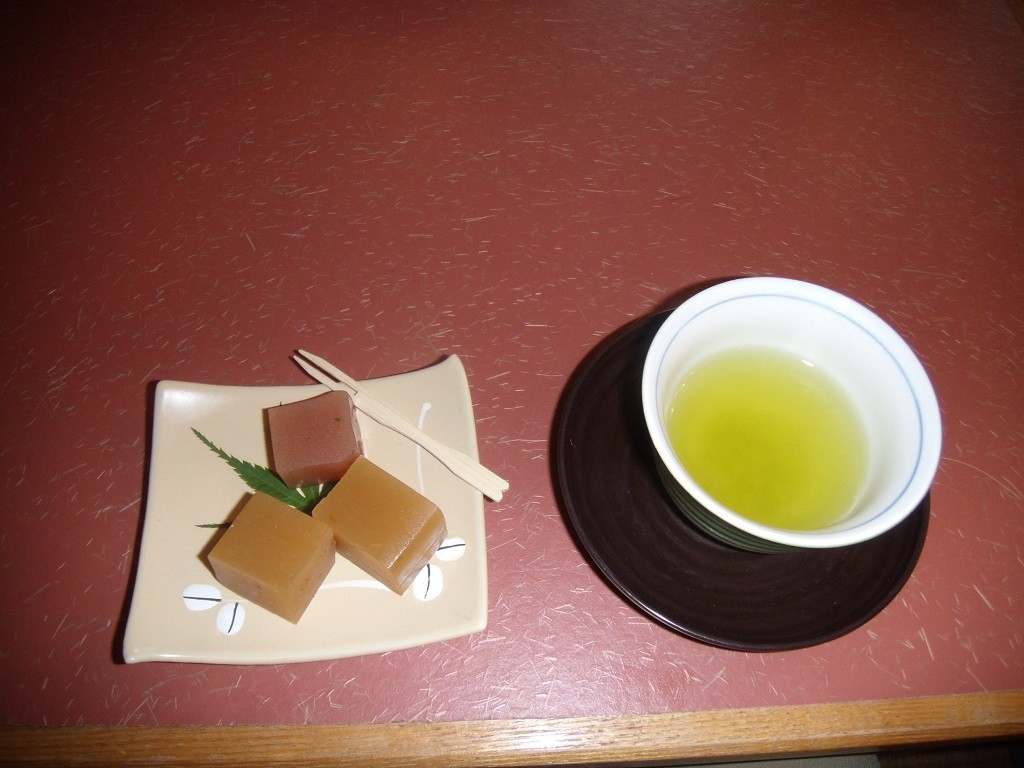 徳川家康が栽培を勧めたという柚を使った柚羊羹と桜羊羹