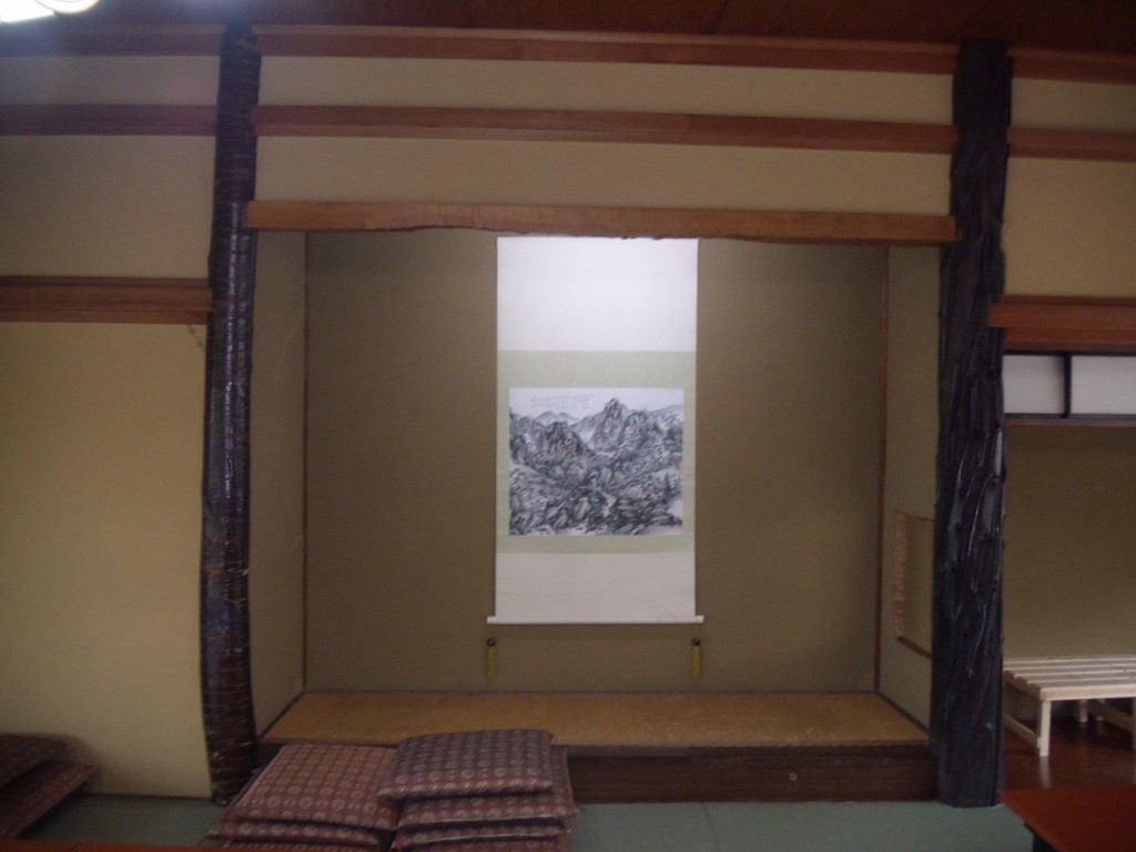 床の間の柱に桜と黒檀を使った個室