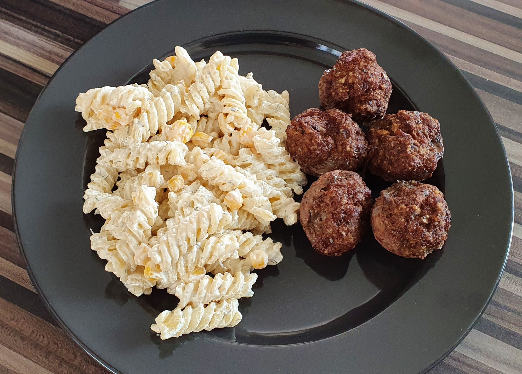 Hackbällchen mit Nudelsalat