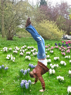 Annelie übt Handstand im Botanischen Garten in Gütersloh, 01.05.2013.