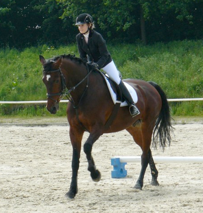 Lisa reitet Rigo auf ihrer Abzeichenprüfung (Kl.4) am 19. Mai 2014.