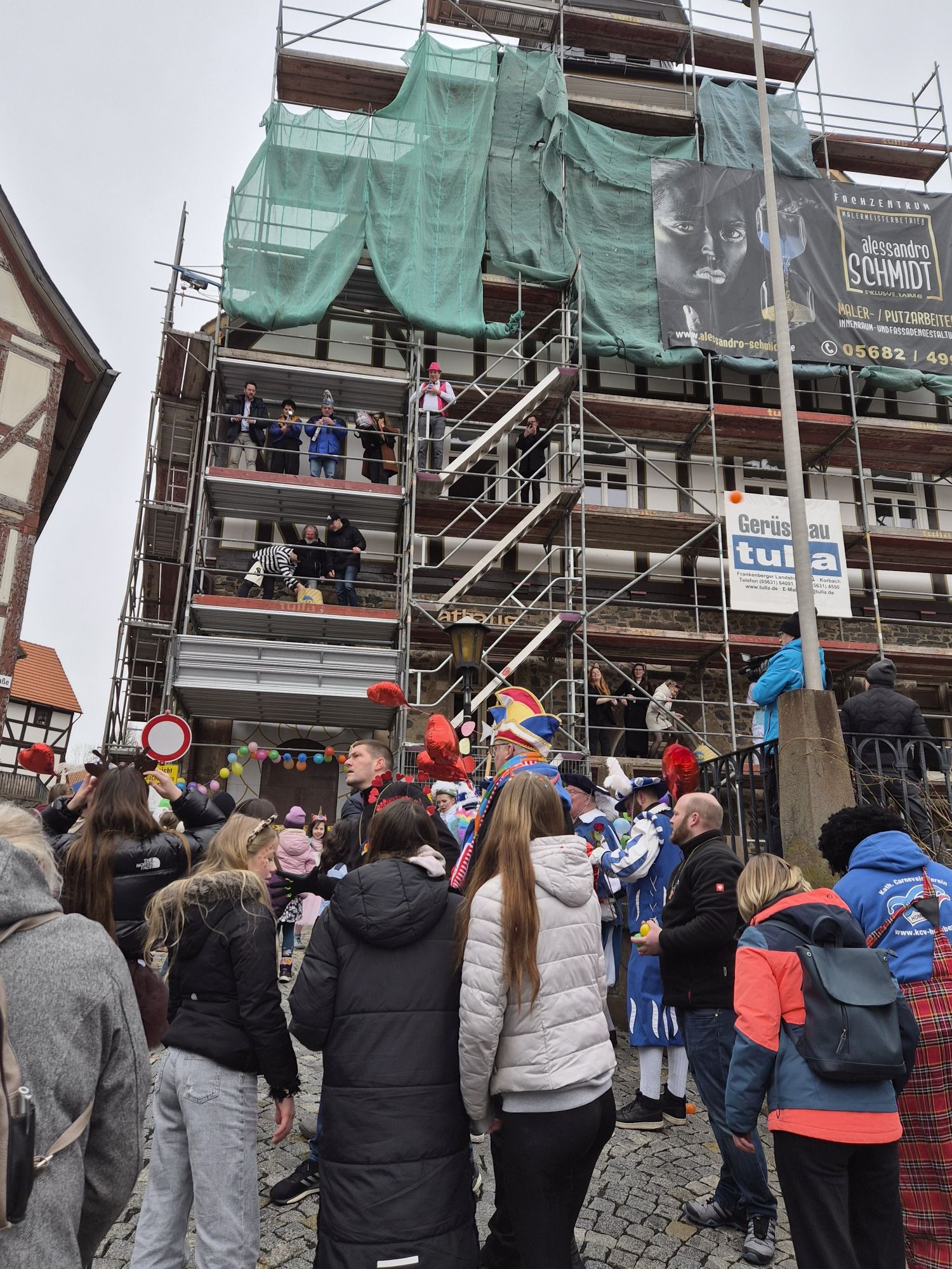 Barrikade und wehrhafter Empfang in luftiger Höhe! Durch Baumaßnahmen