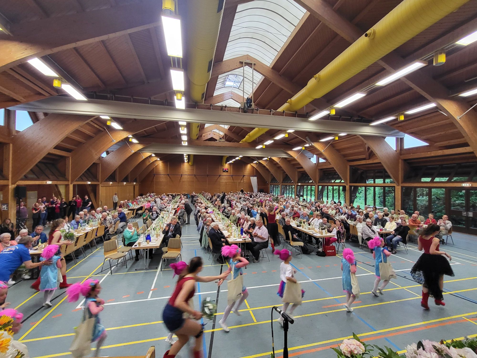 Ausmarsch durch die Gästereihen mit Spielzeug-Schnucketasche und Blumensträußchen