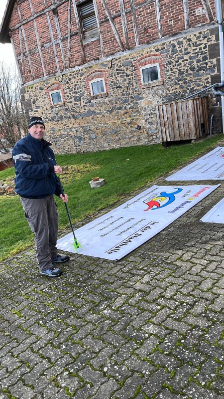 noch große Wäsche der Ortseingangsbanner für das nächste Jahr