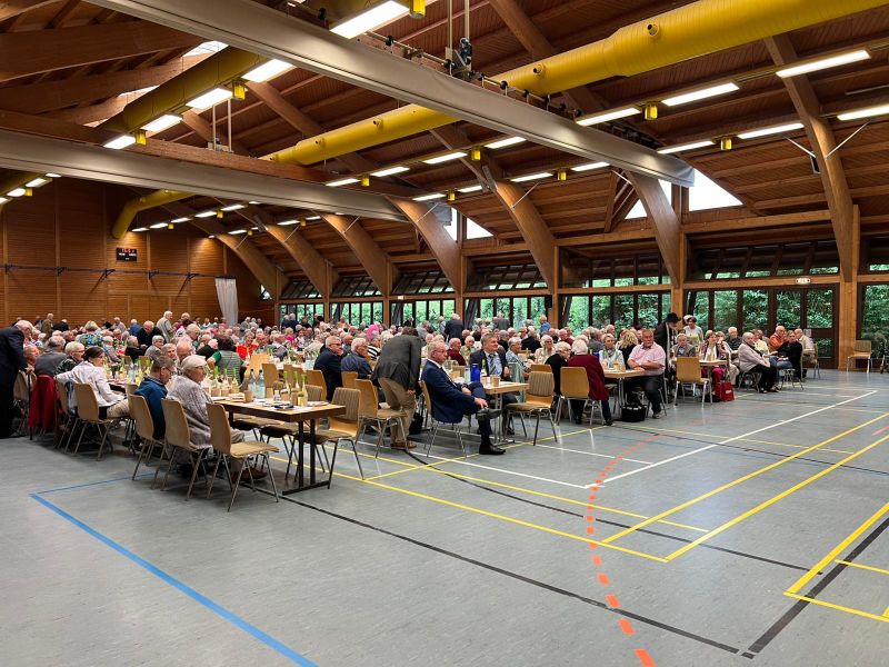 sehr viele ehrwürdige und freudige Zuschauer und Zuschauerrinnen