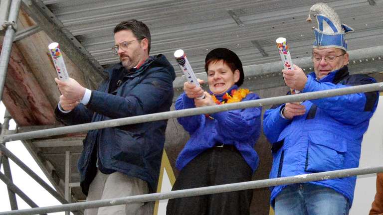 mühseliges hantieren :-D (Foto HNA/P.Zerhau)