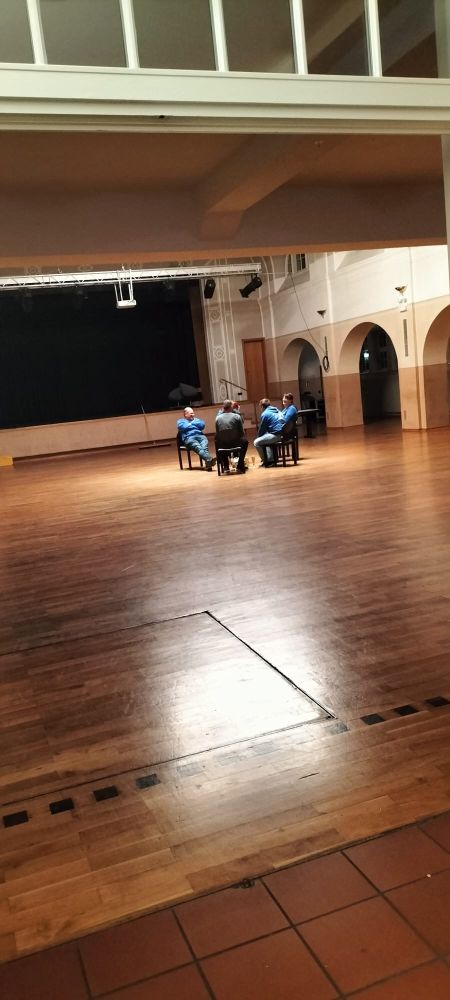 Ritual nach dem Aufräumen: Feedbackrunde unter dem Kronleucher, 2025