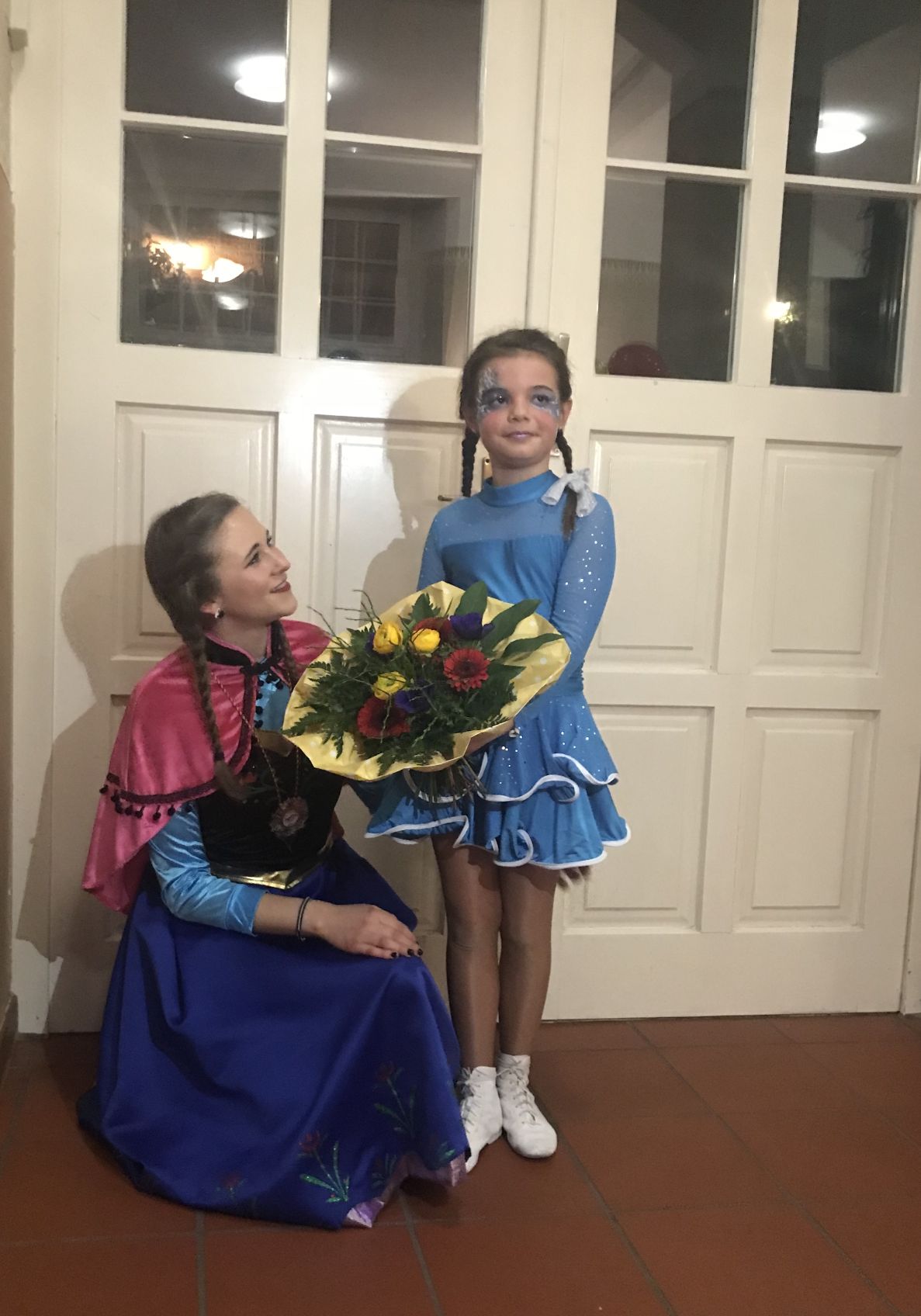 hier mit ihrer Trainerin Mareike Schröder als "Anna und Elsa"