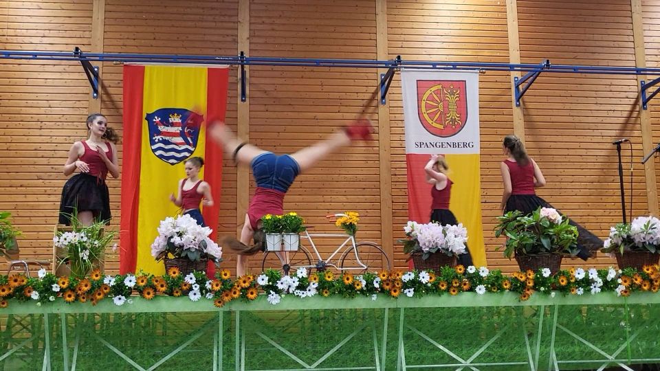 mit Akrobatikeinlage