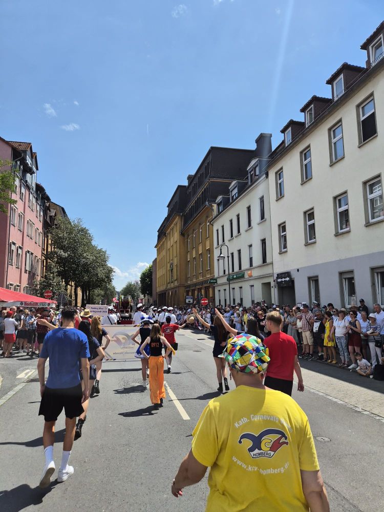 viel Zuschauer im Schatten, viel Sonne für uns