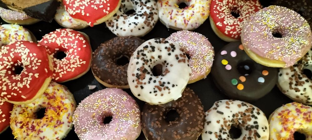 bunt, mit Donuts der Bäckerei Stübing
