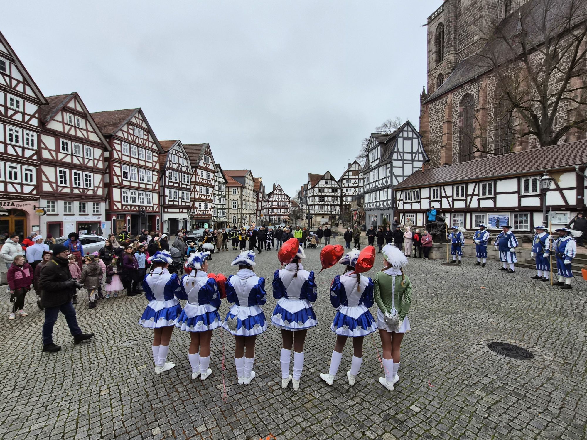 Formierung gegen die, das Rathaus schützende, Stadtgarde auf dem Marktplatz