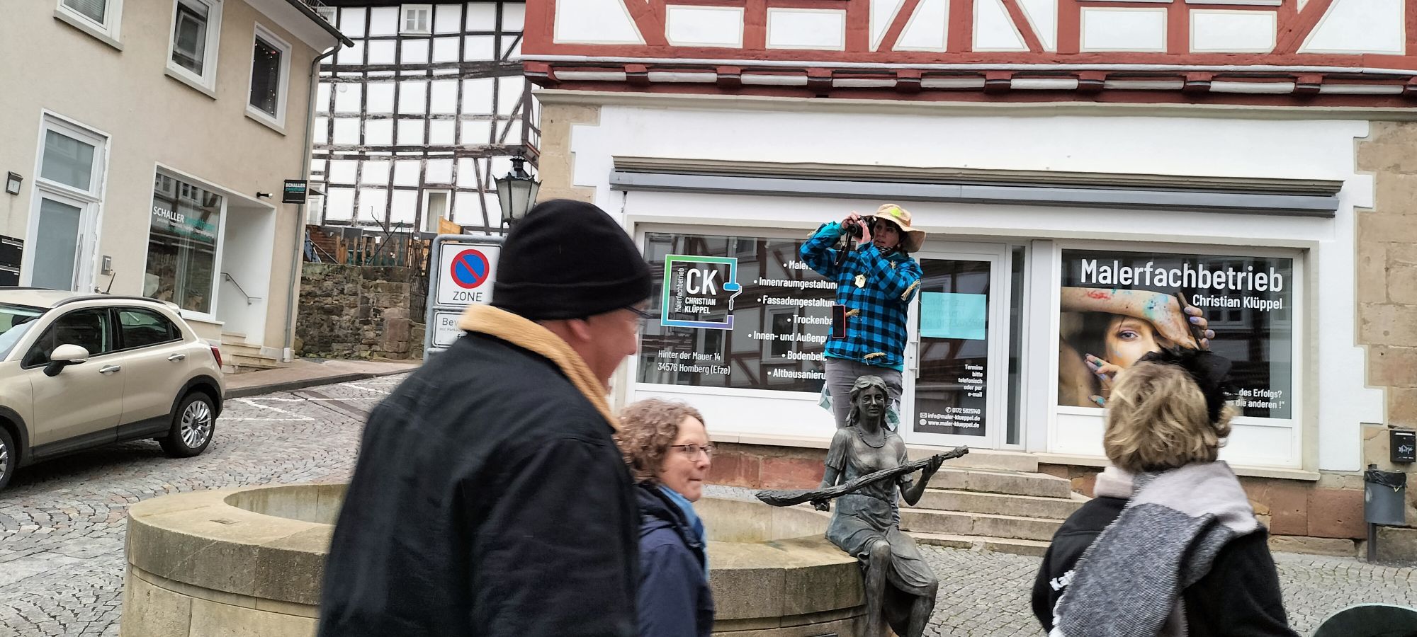 1. Vorsitzende und Fotografin Melanie Jäckel in Stellung am Besenmarktbrunnen