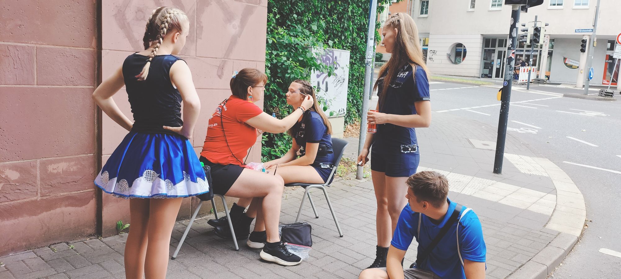 angekommen am Aufstellplatz ist schminken angesagt 
