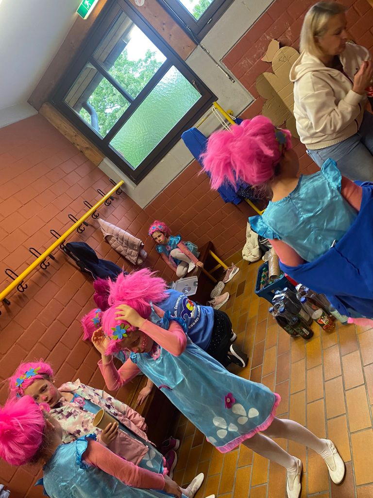 letztes Styling vor Ort durch die Betreuerinnen