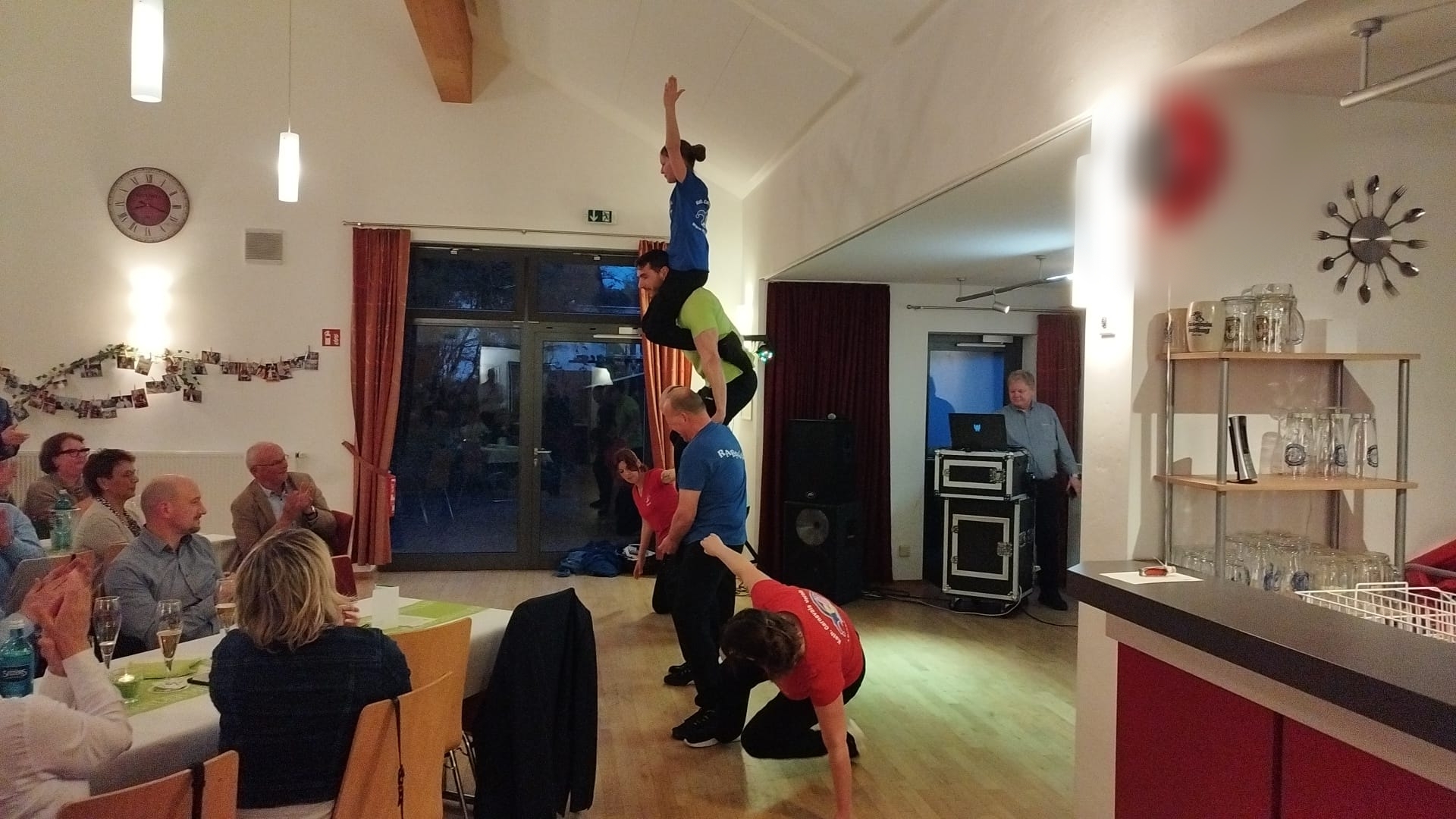 mit Sequenzen der Crazy Five, in denen er einmal mit tanzte